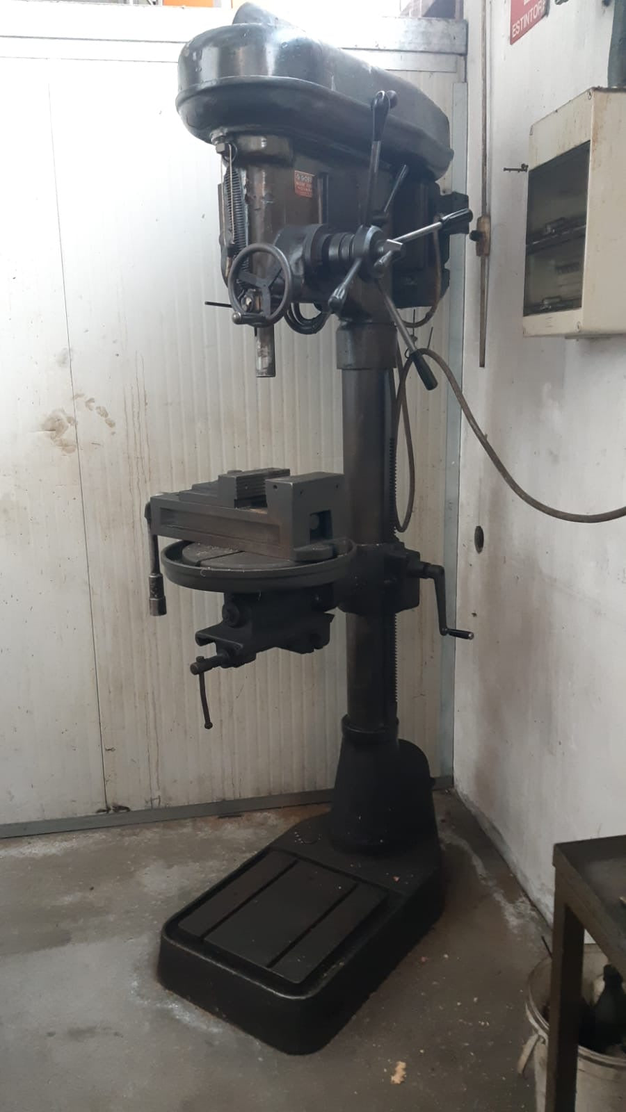 Trapano a colonna N°4 usato con tavola tonda – ideale per carpenteria e manutenzione