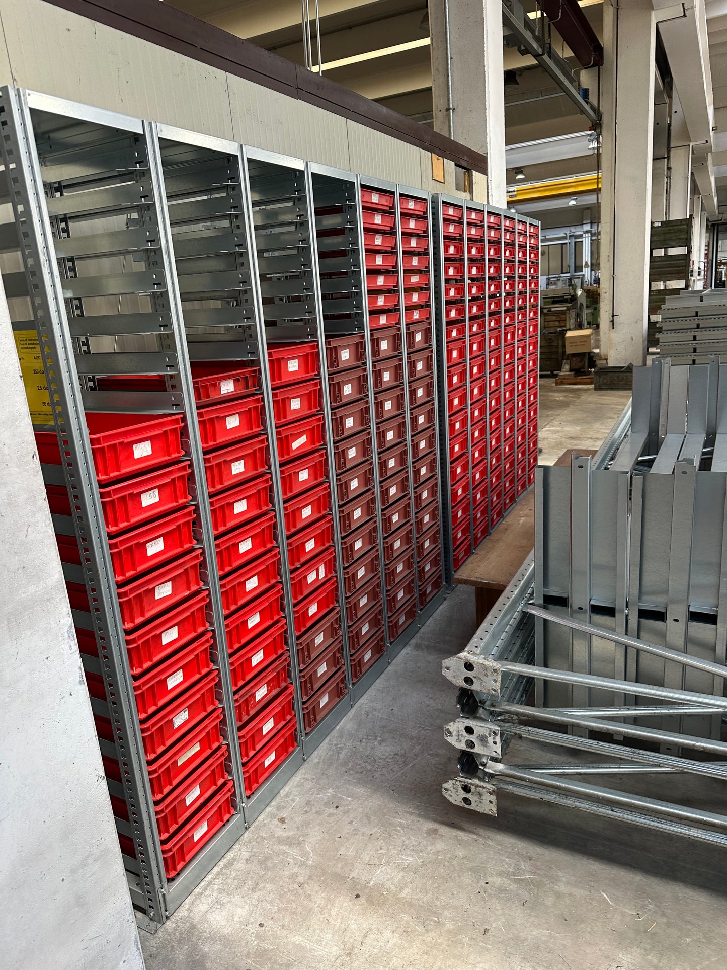 Scaffalature metalliche per magazzino minuteria con cassette in plastica il Metalmeccanico Di M