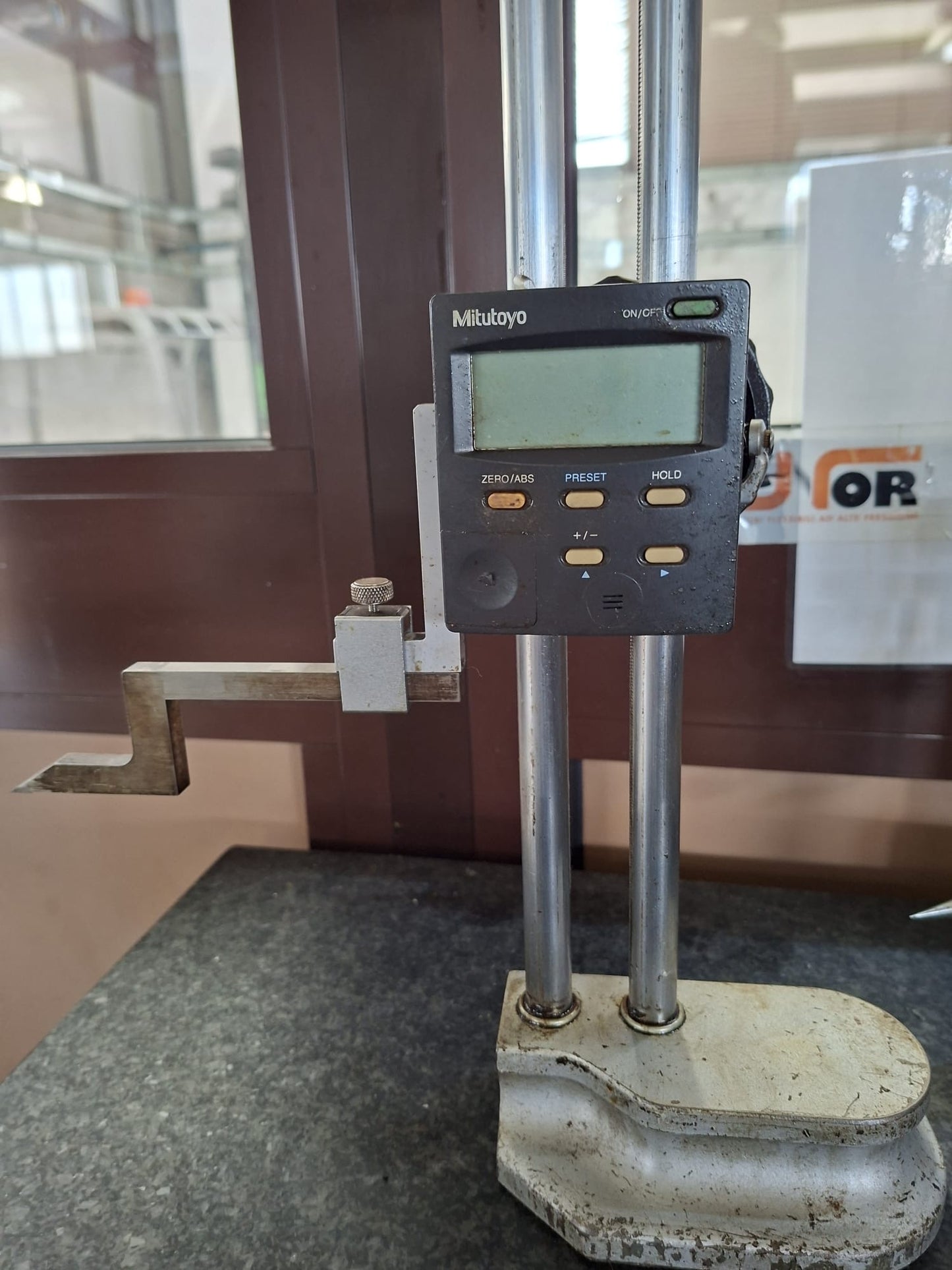 Altimetro digitale Mitutoyo usato con piano in granito – Strumento di misura da officina il Metalmeccanico Di M