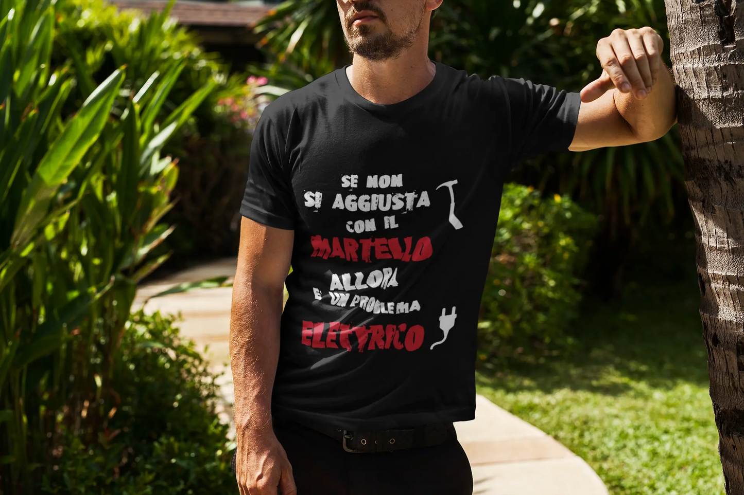 T-Shirt “Se non si aggiusta col martello è un problema elettrico” – Merchandising Ufficiale il Metalmeccanico Di M