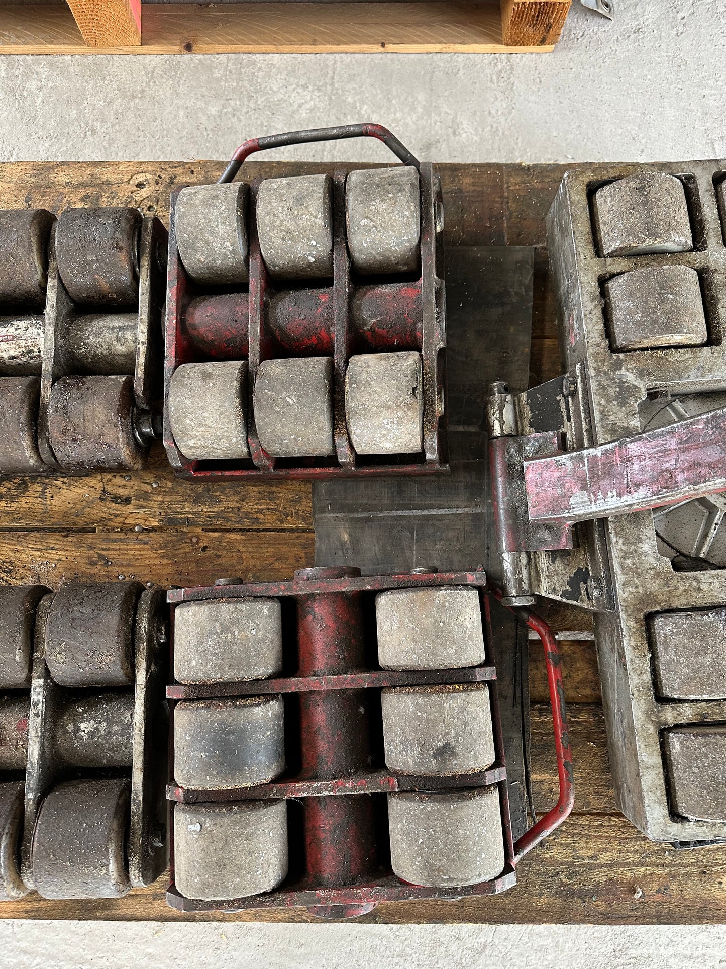 Kit professionale per movimentazione macchinari pesanti con 7 pattini a rulli e 3 martinetti idraulici usato il Metalmeccanico Di M