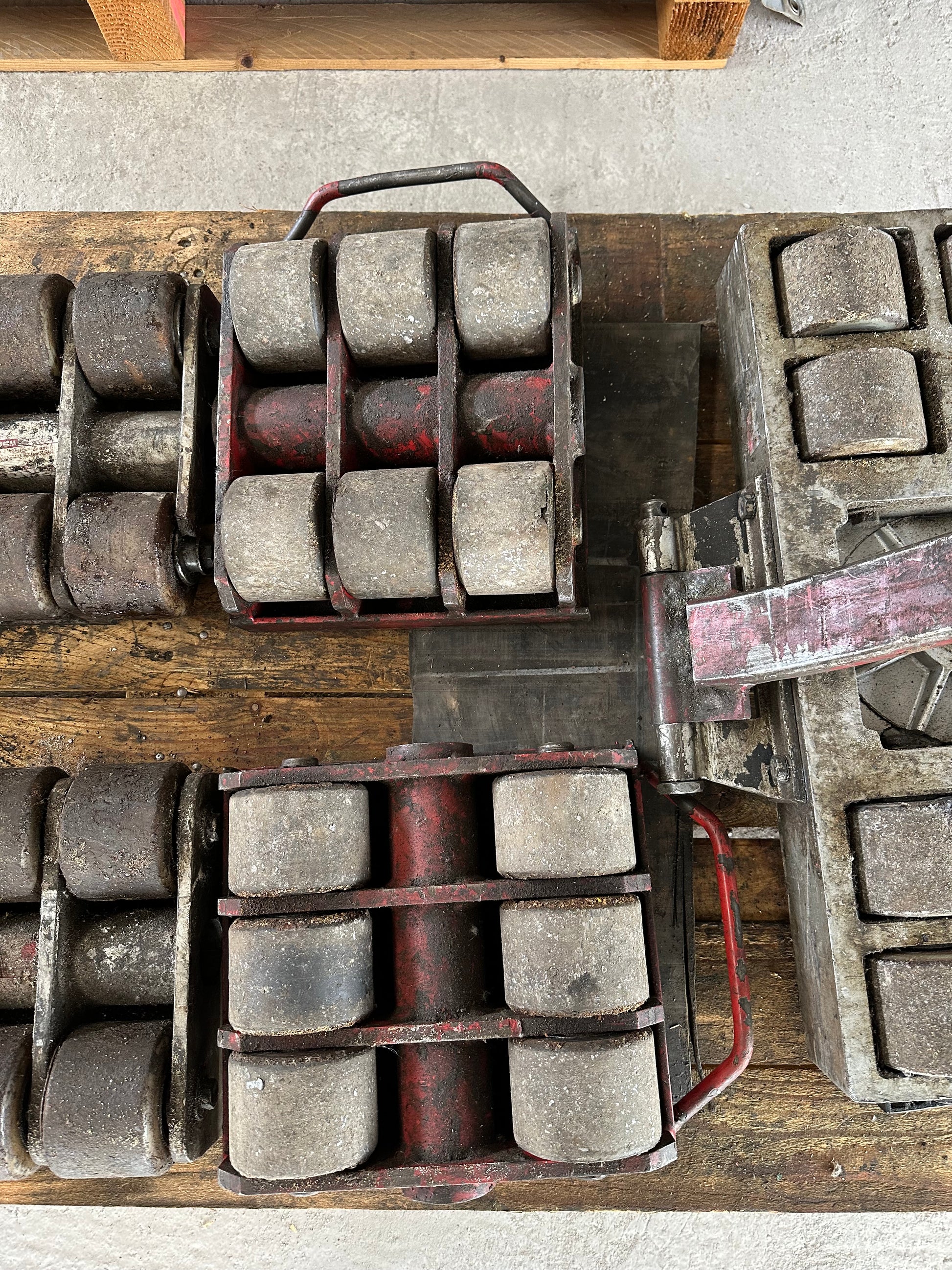 Kit professionale per movimentazione macchinari pesanti con 7 pattini a rulli e 3 martinetti idraulici usato il Metalmeccanico Di M