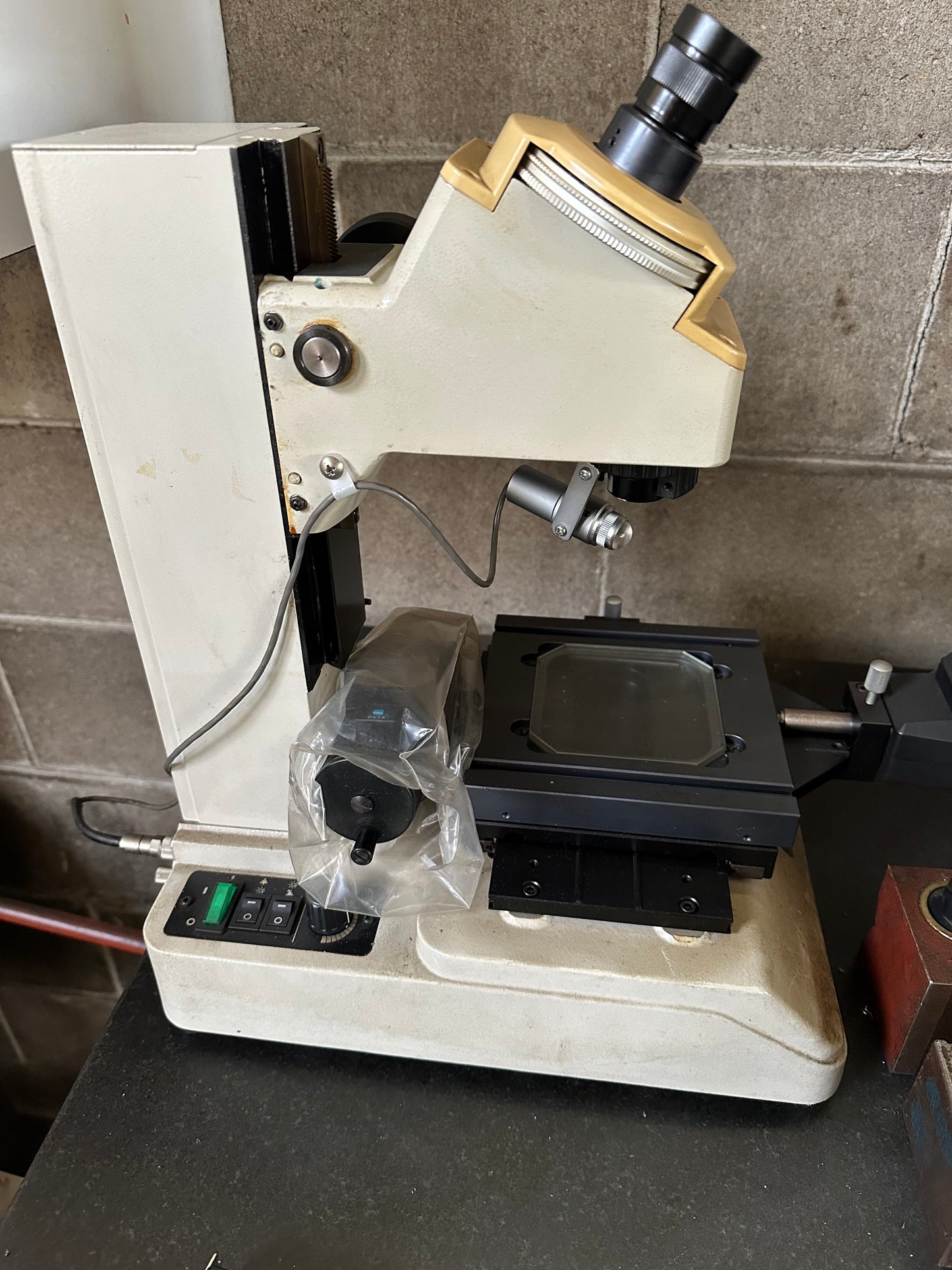 Microscopio di misura Mitutoyo TM usato il Metalmeccanico Di M