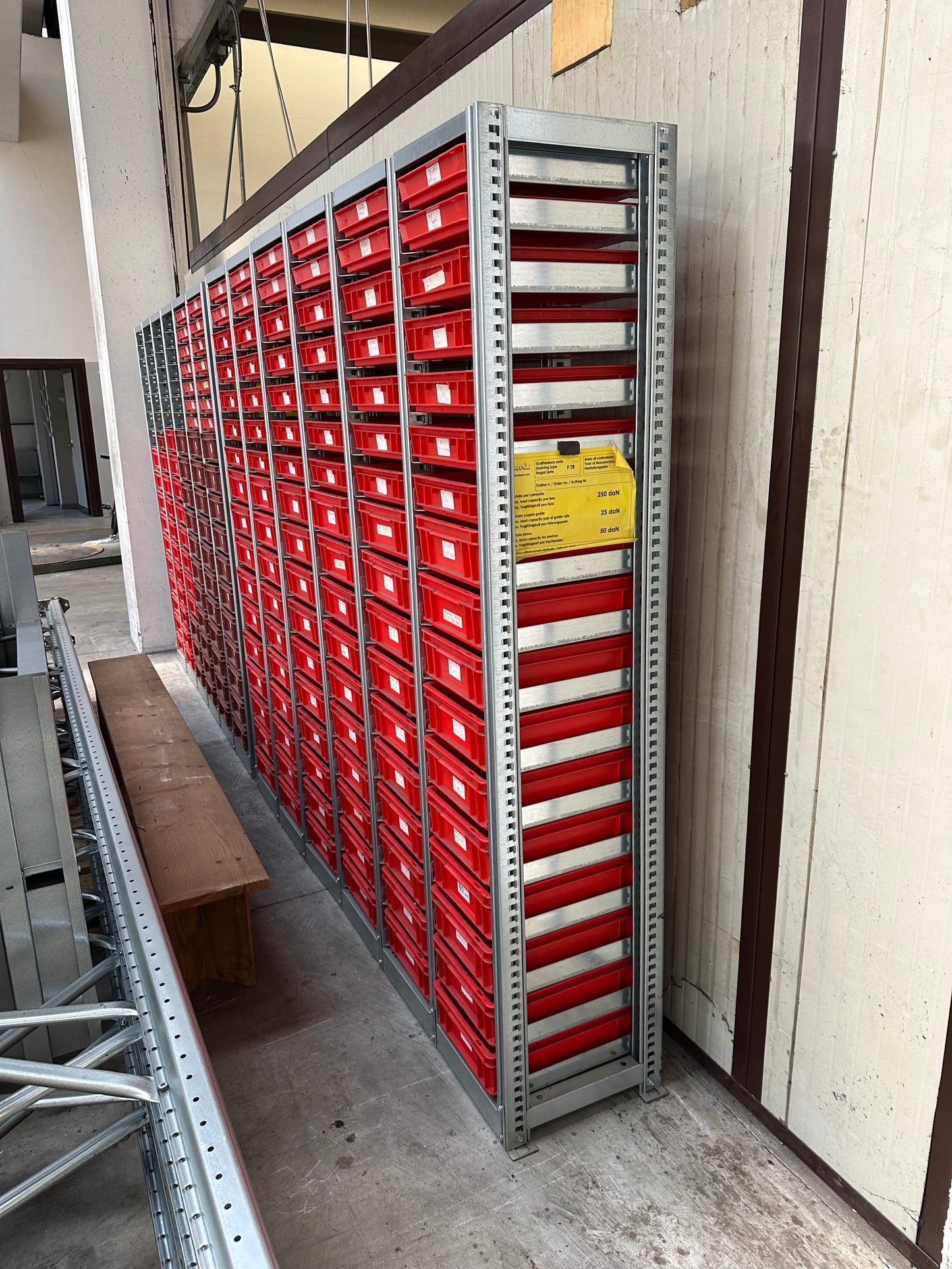 Scaffalature metalliche per magazzino minuteria con cassette in plastica il Metalmeccanico Di M