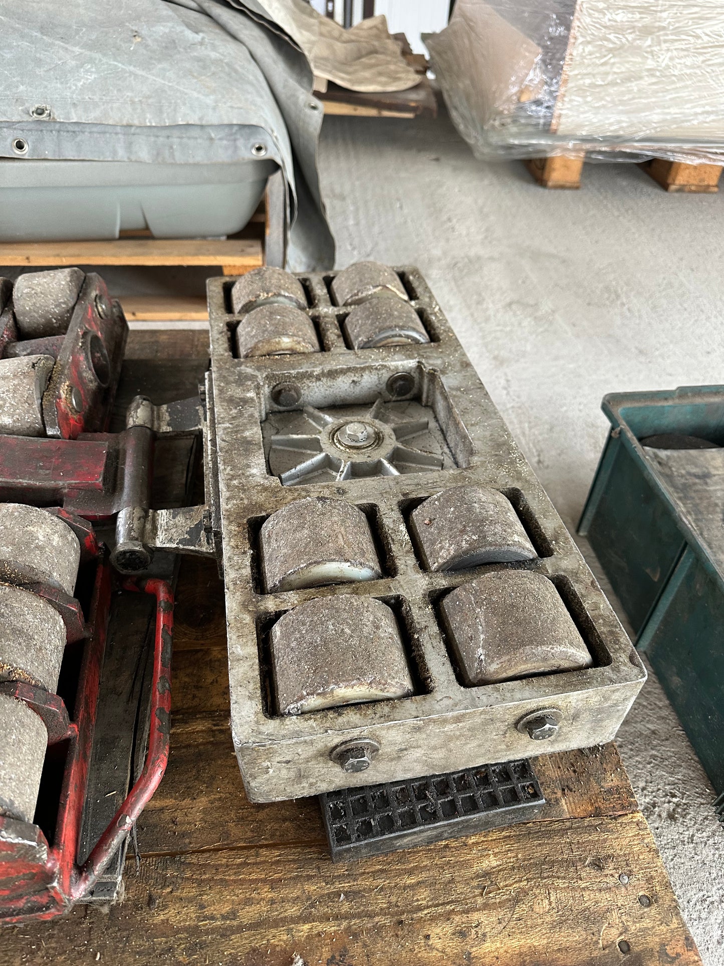 Kit professionale per movimentazione macchinari pesanti con 7 pattini a rulli e 3 martinetti idraulici usato il Metalmeccanico Di M