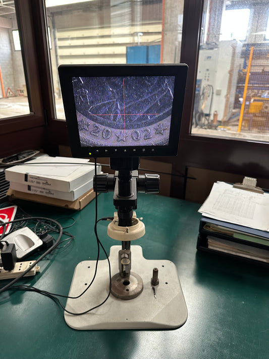 Microscopio digitale da controllo con monitor LCD 8” usato il Metalmeccanico Di M