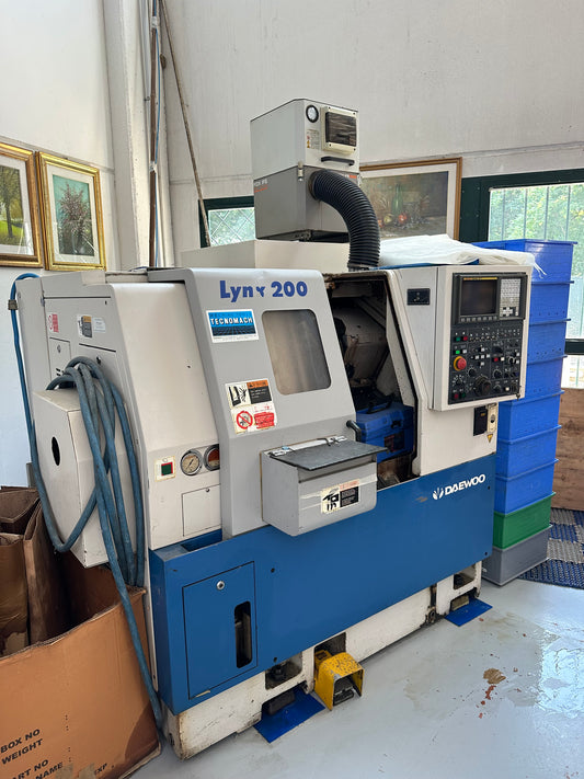 Tornio CNC Daewoo Lynx 200 B usato Fanuc 21-T con contropunta e aspiratore il Metalmeccanico Di M
