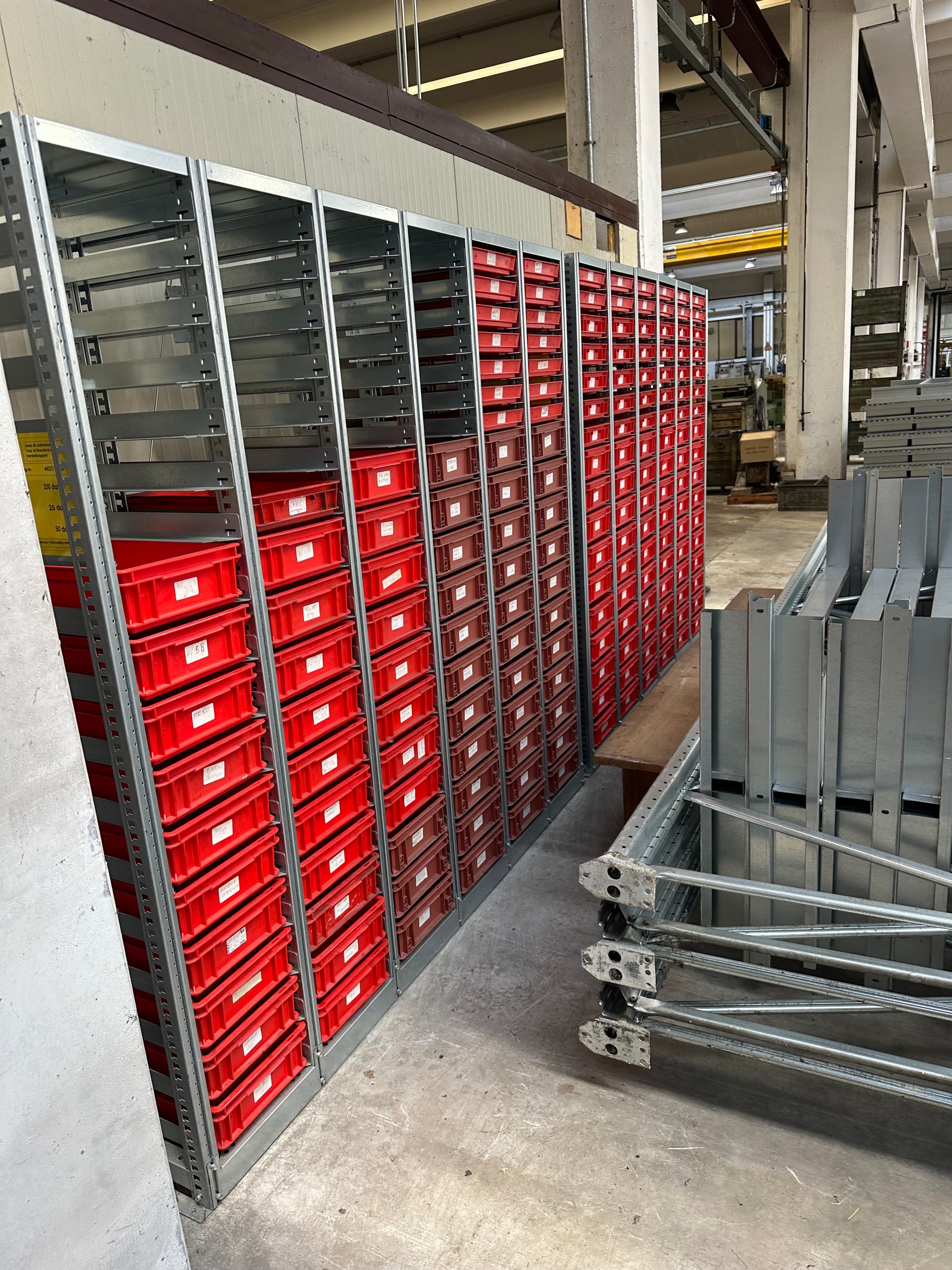 Scaffalature metalliche per magazzino minuteria con cassette in plastica il Metalmeccanico Di M
