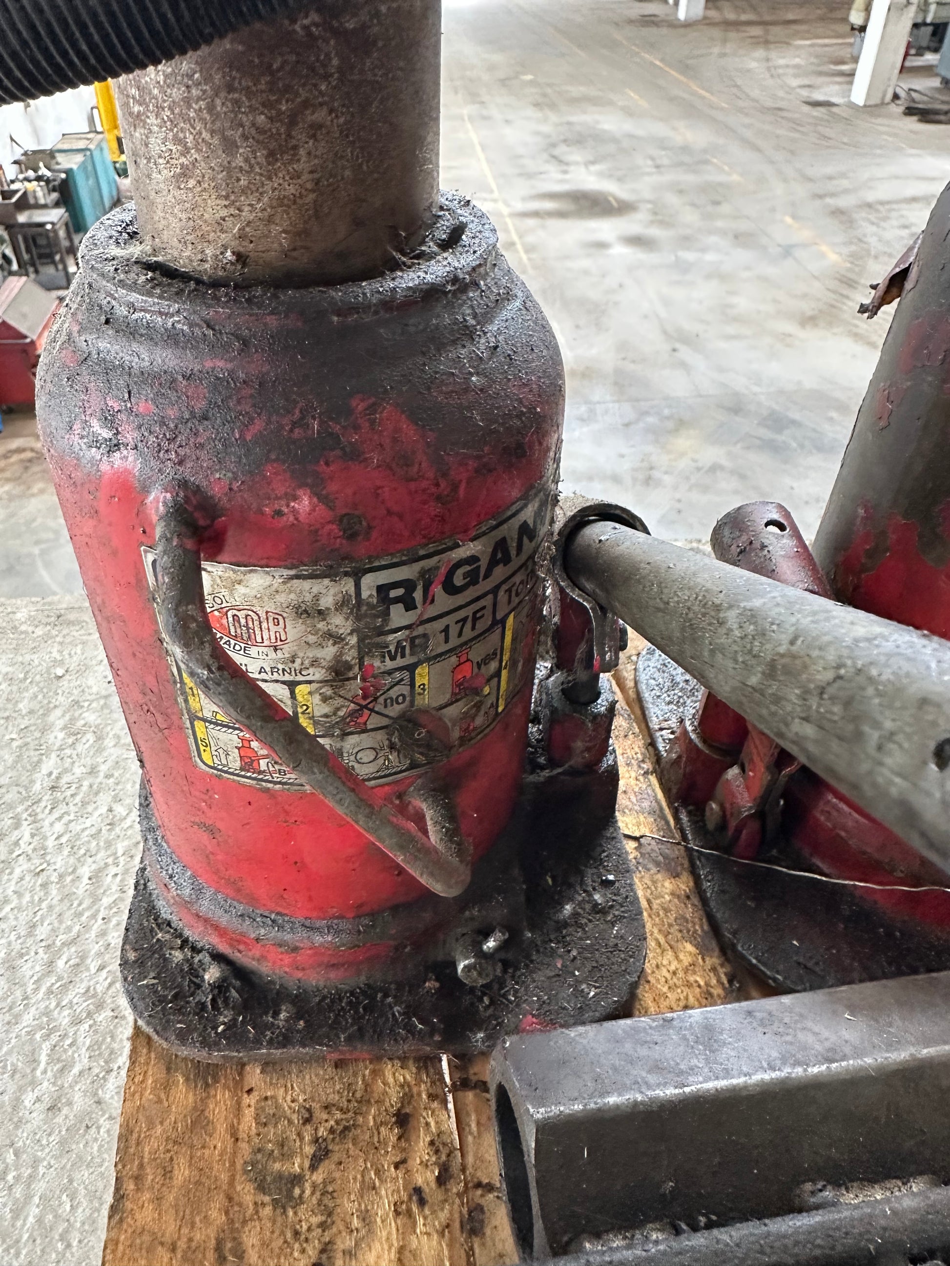 Kit professionale per movimentazione macchinari pesanti con 7 pattini a rulli e 3 martinetti idraulici usato il Metalmeccanico Di M
