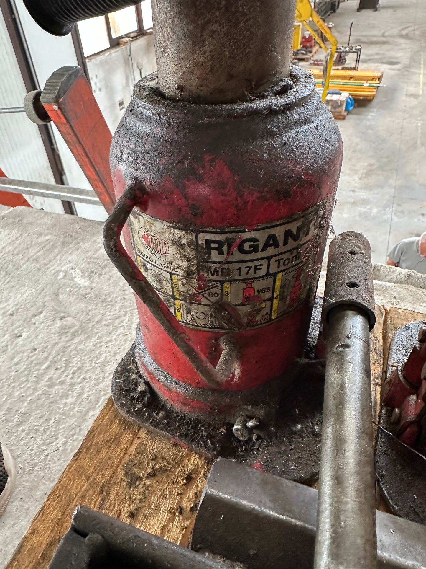 Kit professionale per movimentazione macchinari pesanti con 7 pattini a rulli e 3 martinetti idraulici usato il Metalmeccanico Di M