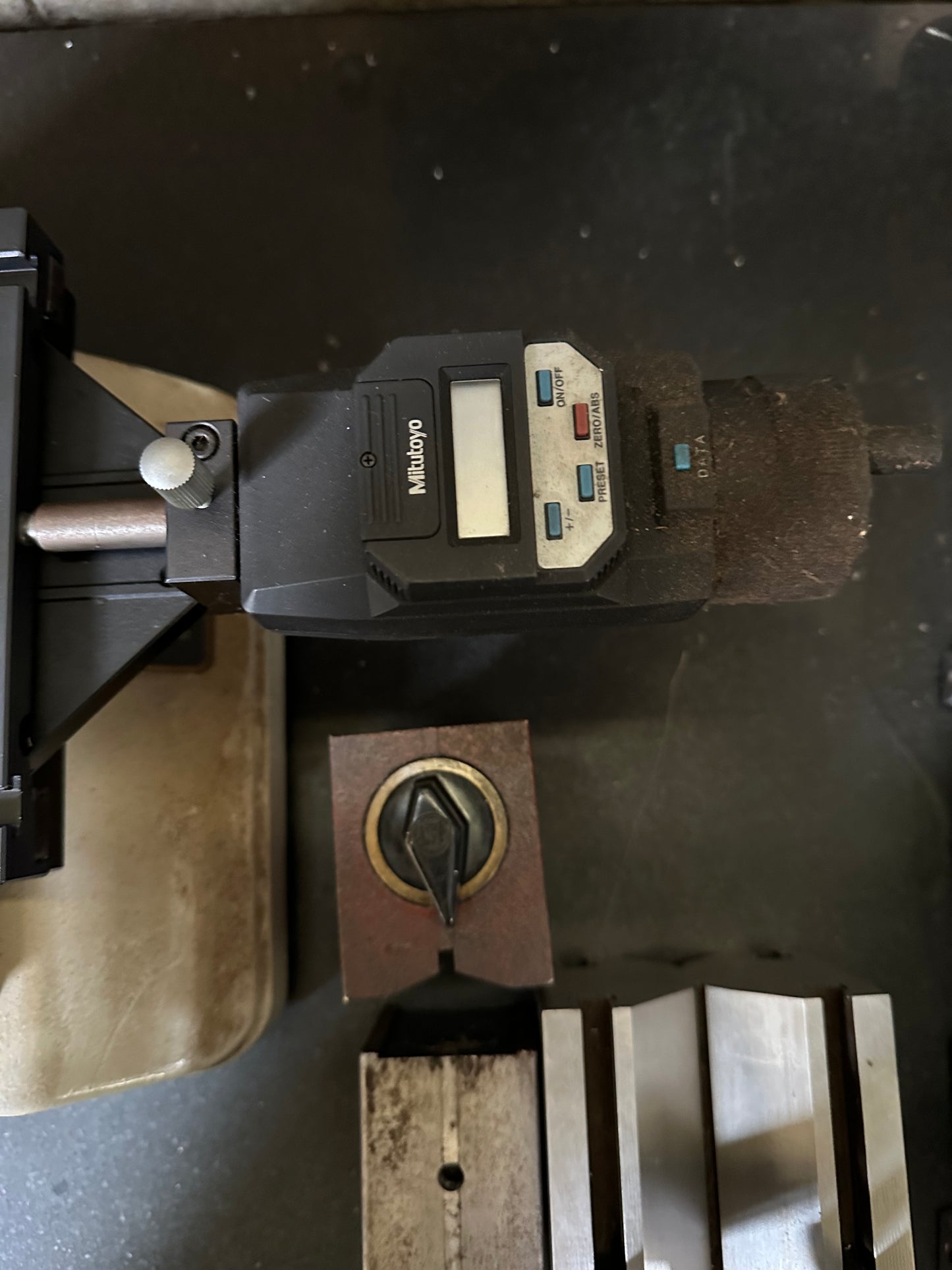 Microscopio di misura Mitutoyo TM usato il Metalmeccanico Di M
