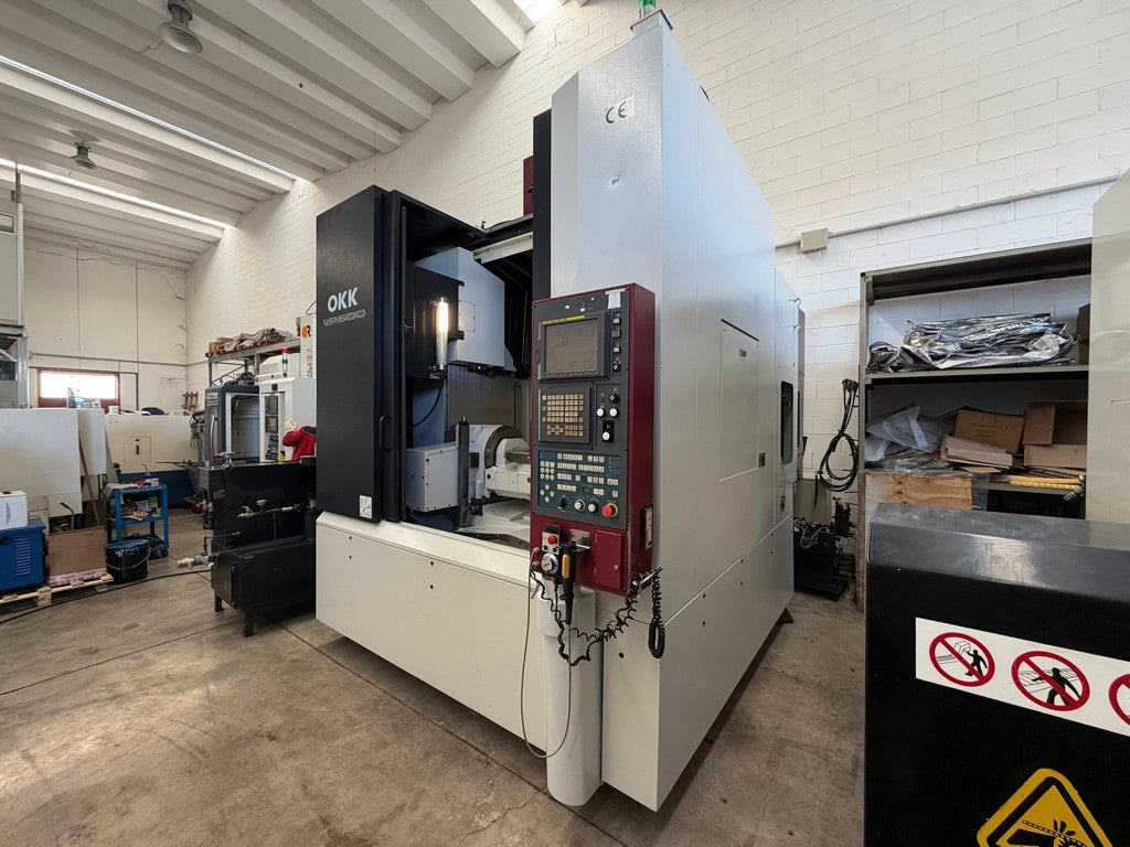 Centro di lavoro 5 assi continui ad alta velocità OKK VP600 5AX usato il Metalmeccanico Di M
