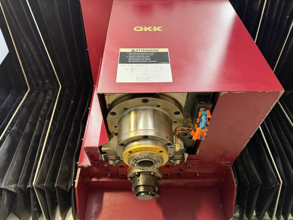 Centro di lavoro 5 assi continui ad alta velocità OKK VP600 5AX usato il Metalmeccanico Di M