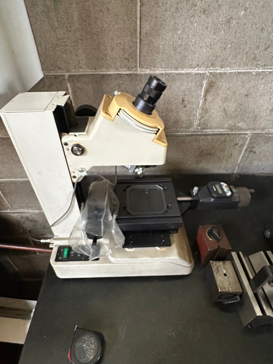 Microscopio di misura Mitutoyo TM usato il Metalmeccanico Di M