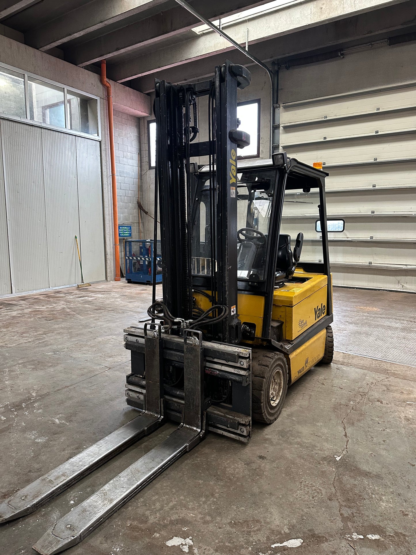Muletto / Carrello elevatore elettrico YALE ERP30ALF usato – portata 3000 kg – alzata 4.100 mm il Metalmeccanico Di M