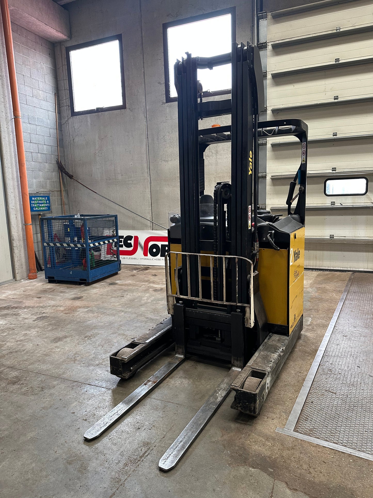 Carrello elevatore retrattile YALE MR14 usato – portata 1400 kg – alzata fino a 6.490 mm il Metalmeccanico Di M