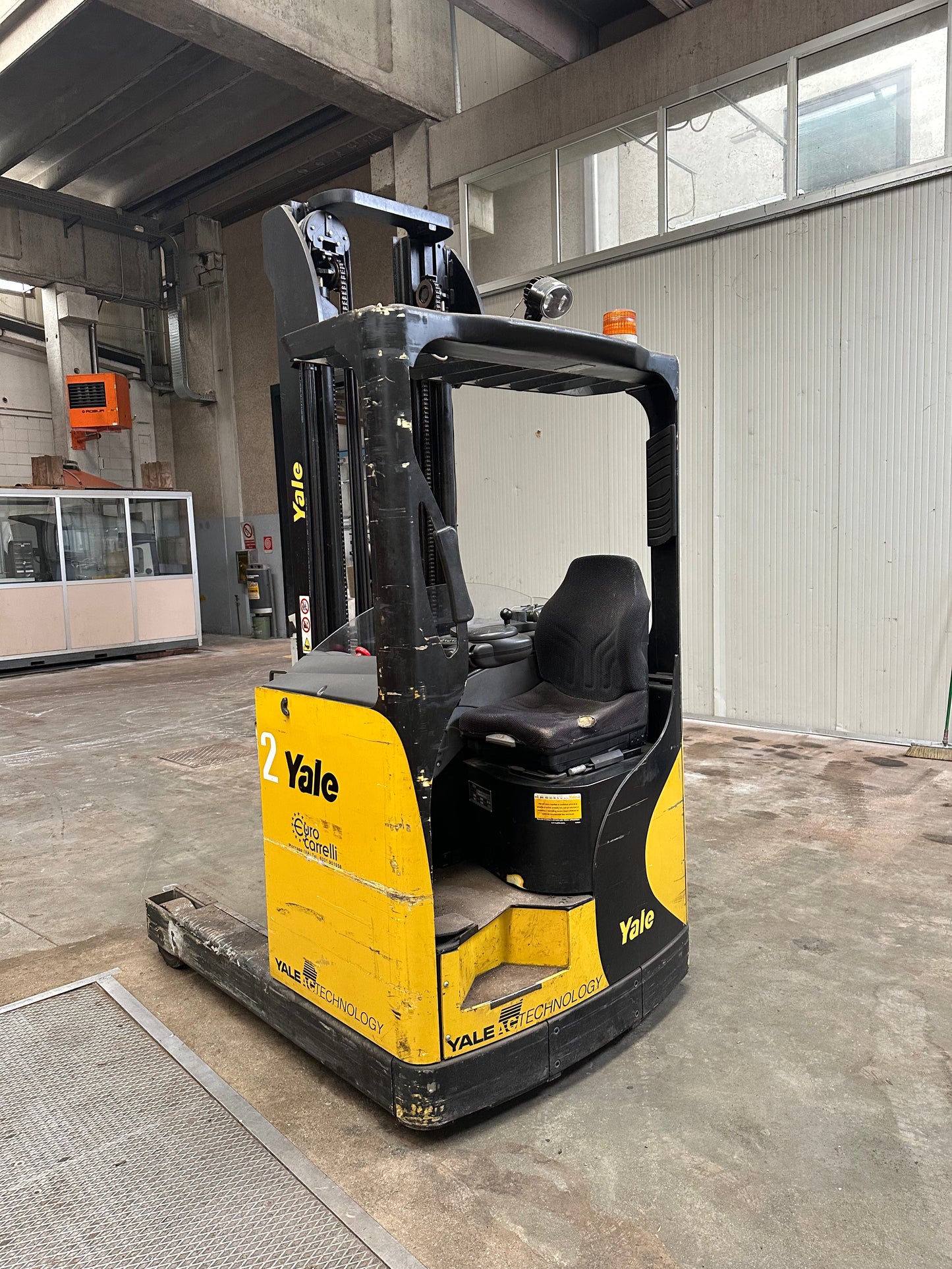 Carrello elevatore retrattile YALE MR14 usato – portata 1400 kg – alzata fino a 6.490 mm il Metalmeccanico Di M
