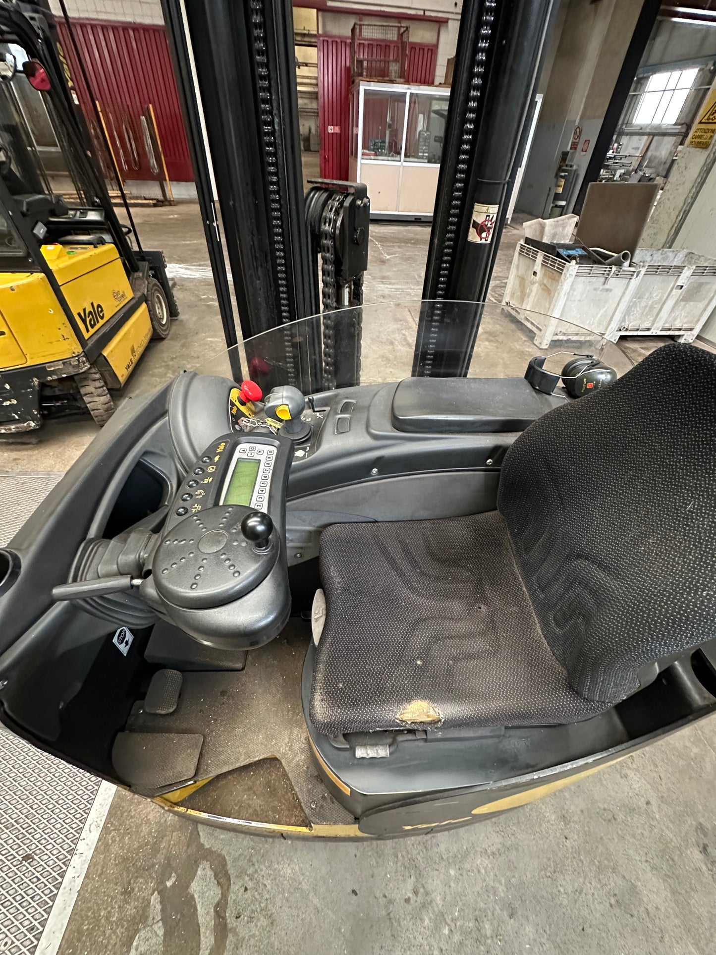 Carrello elevatore retrattile YALE MR14 usato – portata 1400 kg – alzata fino a 6.490 mm il Metalmeccanico Di M