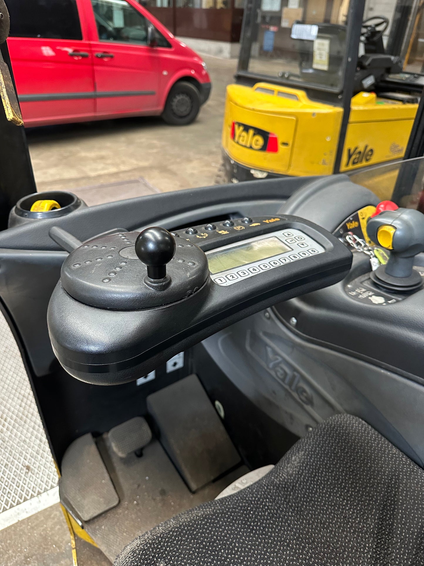 Carrello elevatore retrattile YALE MR14 usato – portata 1400 kg – alzata fino a 6.490 mm il Metalmeccanico Di M