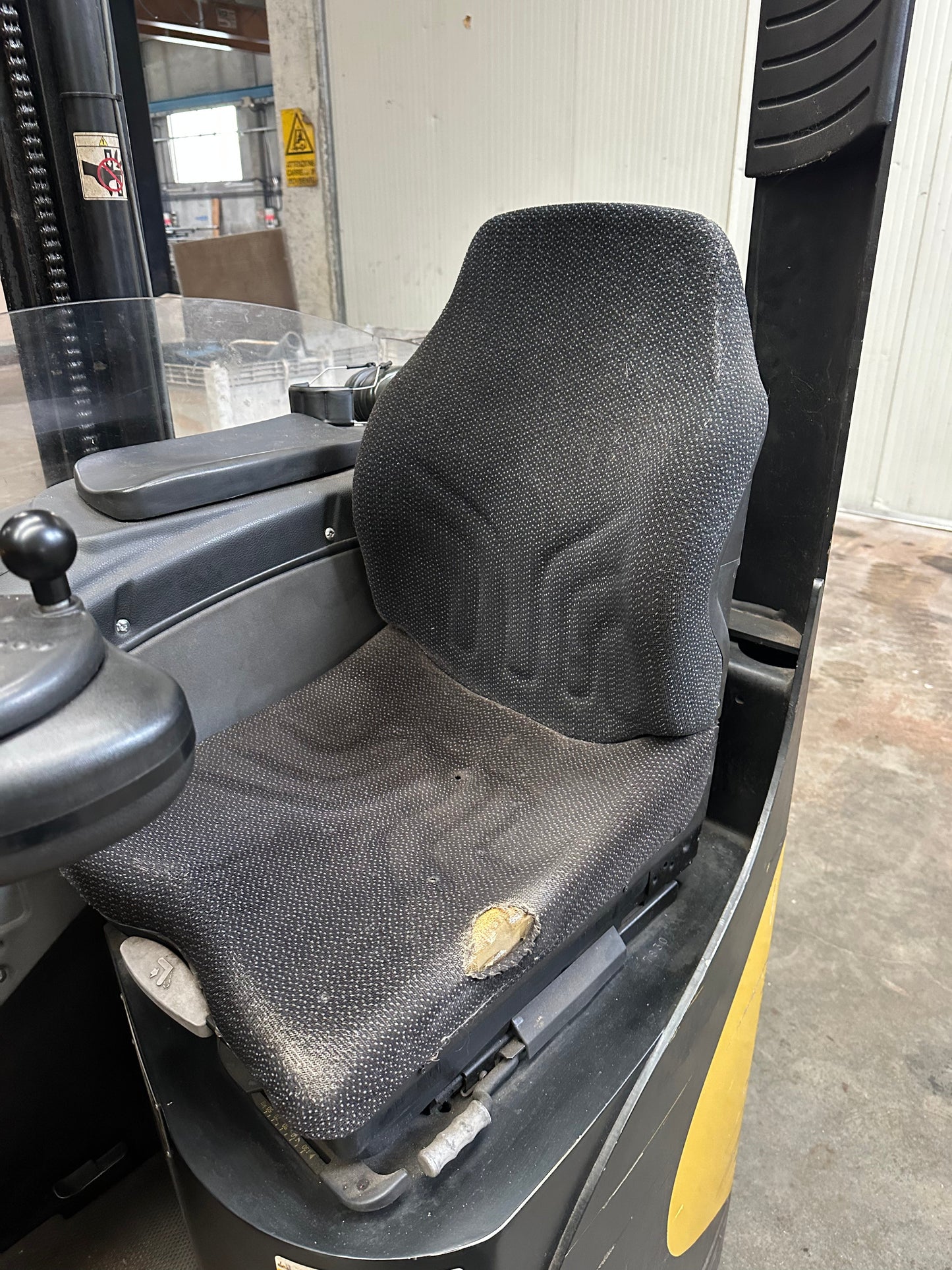 Carrello elevatore retrattile YALE MR14 usato – portata 1400 kg – alzata fino a 6.490 mm il Metalmeccanico Di M