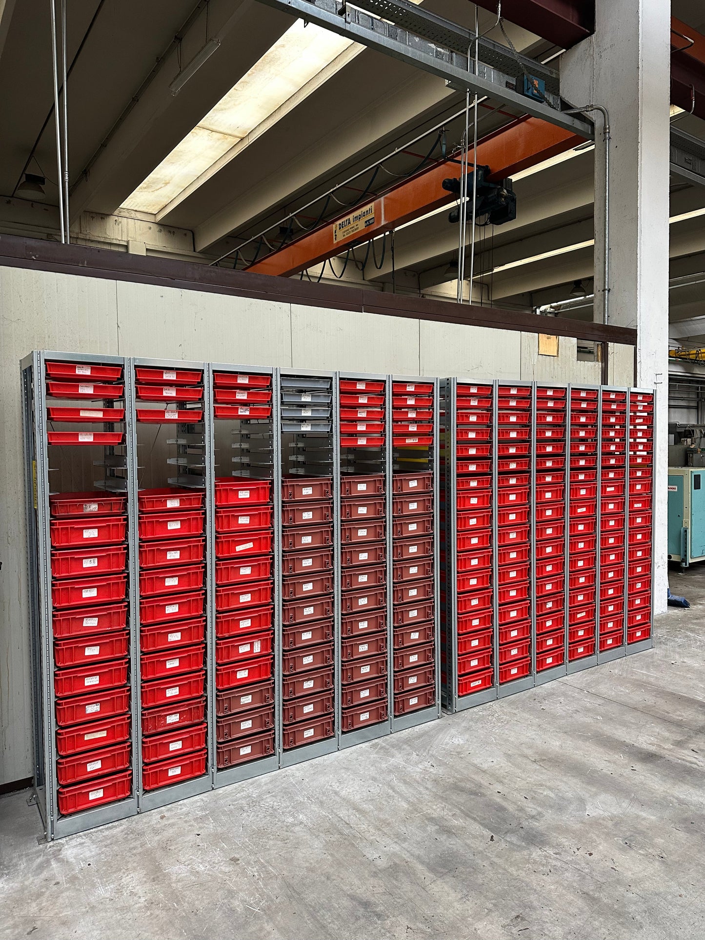 Scaffalature metalliche per magazzino minuteria con cassette in plastica il Metalmeccanico Di M