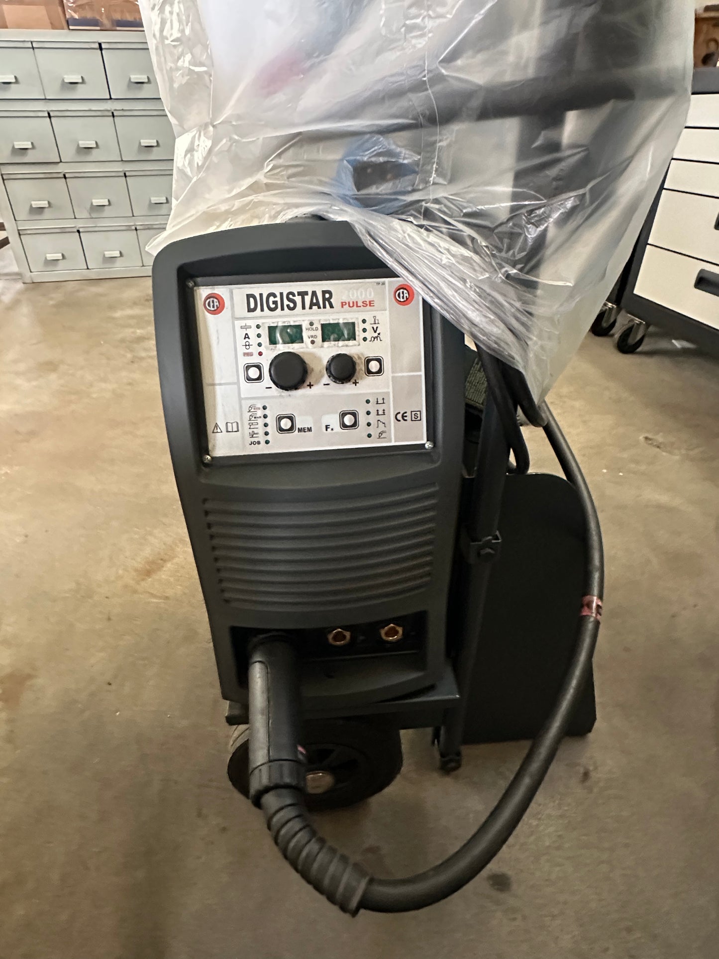 Saldatrice CEA DIGISTAR 2000 PULSE usata completa di carrello e accessori il Metalmeccanico Di M