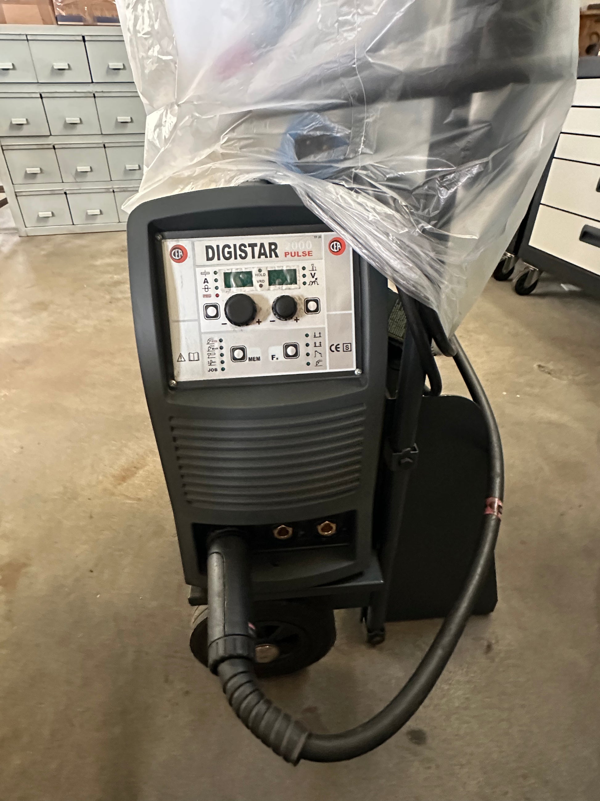 Saldatrice CEA DIGISTAR 2000 PULSE usata completa di carrello e accessori il Metalmeccanico Di M