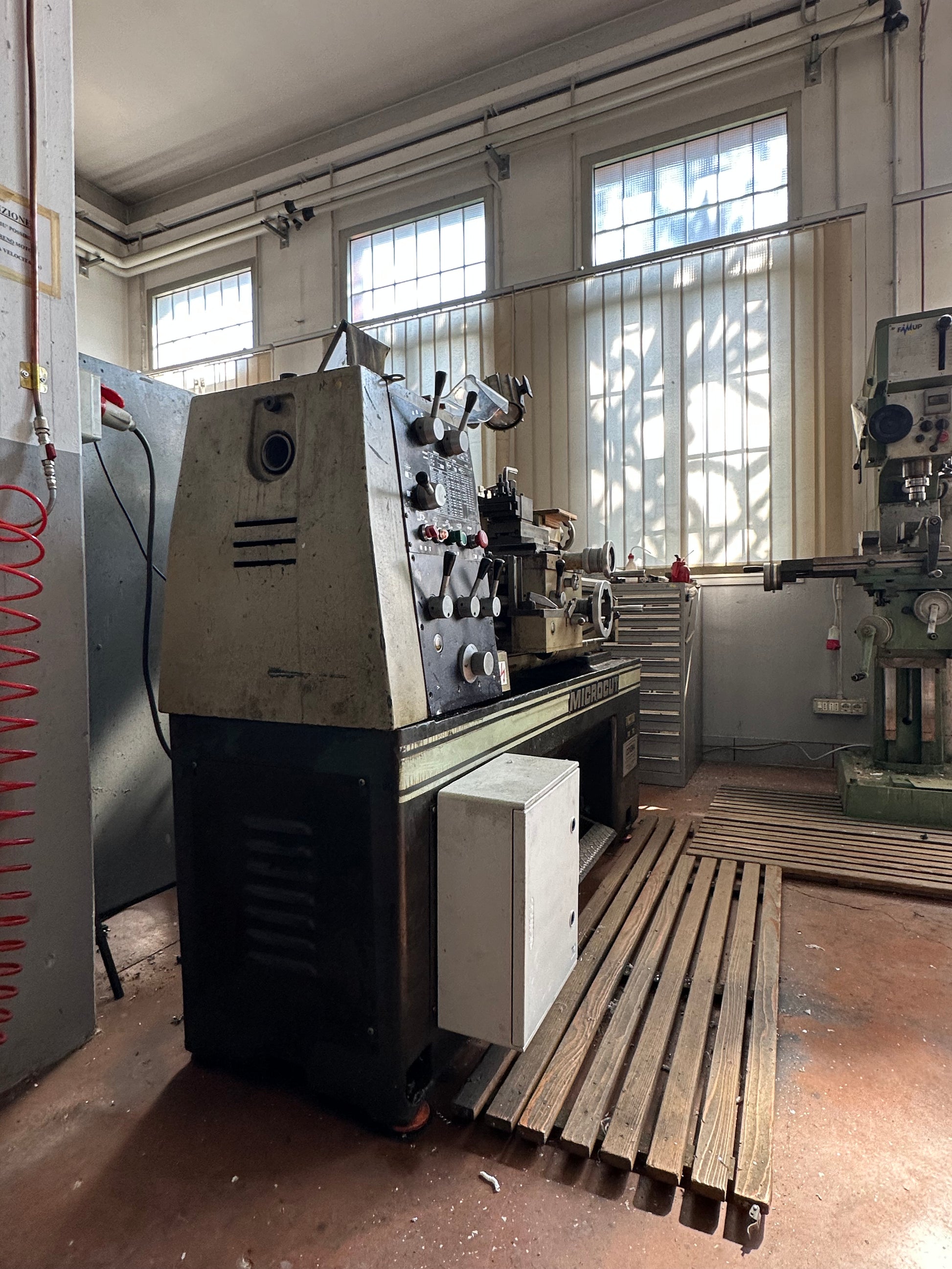 Tornio tradizionale parallelo Microcut 1340 usato con contropunta e accessori il Metalmeccanico Di M