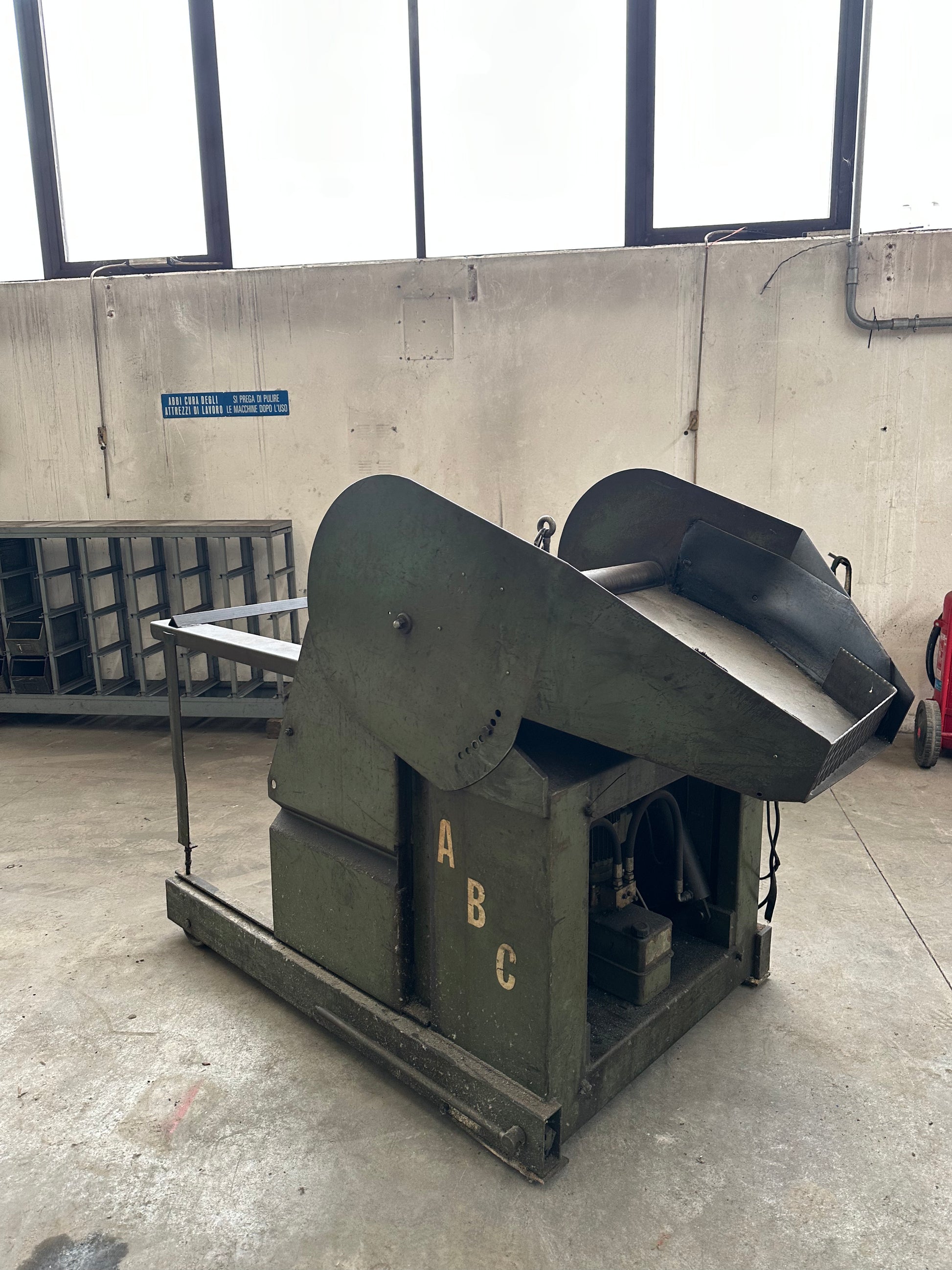 Ribaltatore idraulico industriale usato con cassoni metallici sovrapponibili il Metalmeccanico Di M