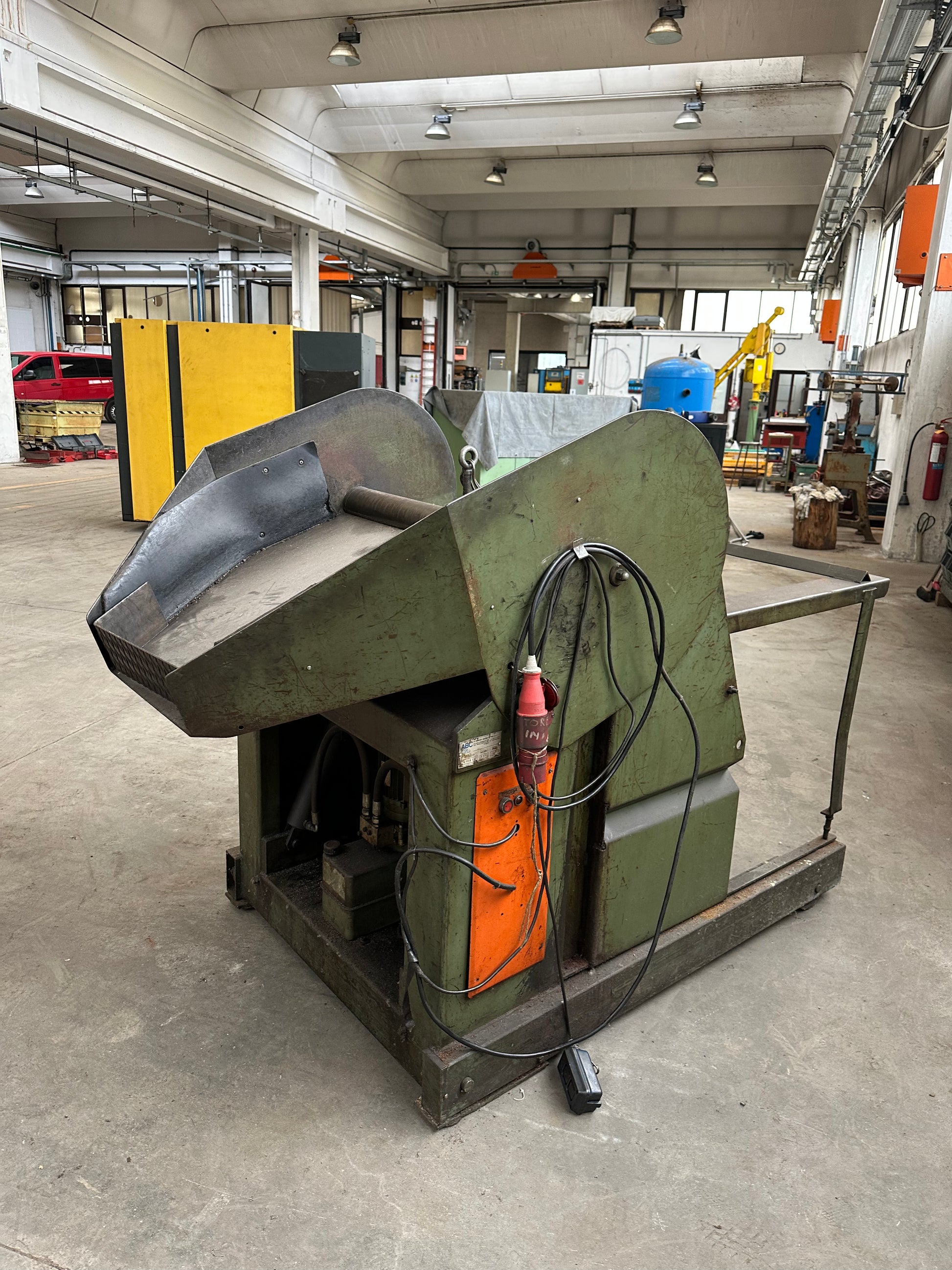 Ribaltatore idraulico industriale usato con cassoni metallici sovrapponibili il Metalmeccanico Di M