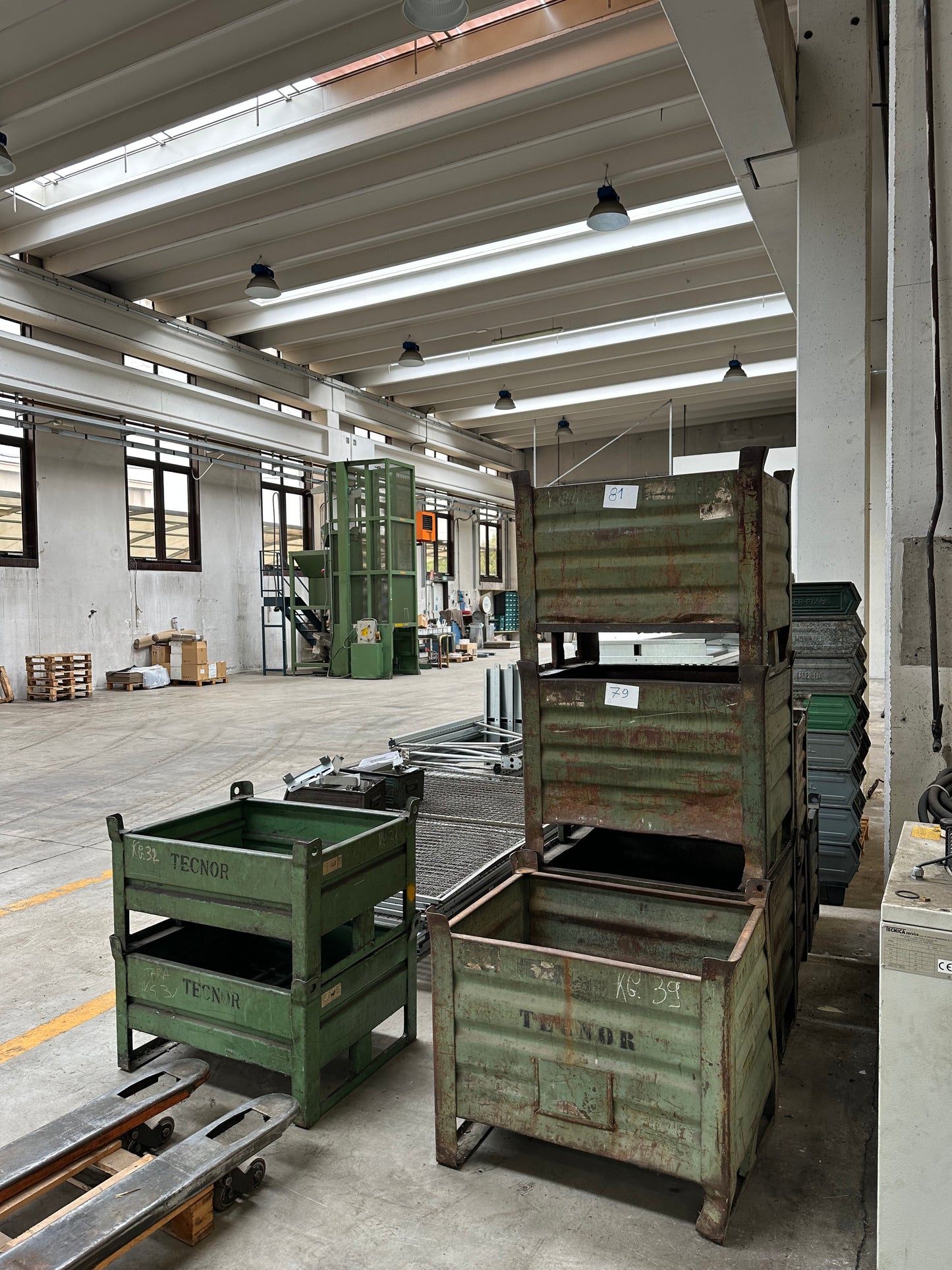 Ribaltatore idraulico industriale usato con cassoni metallici sovrapponibili il Metalmeccanico Di M
