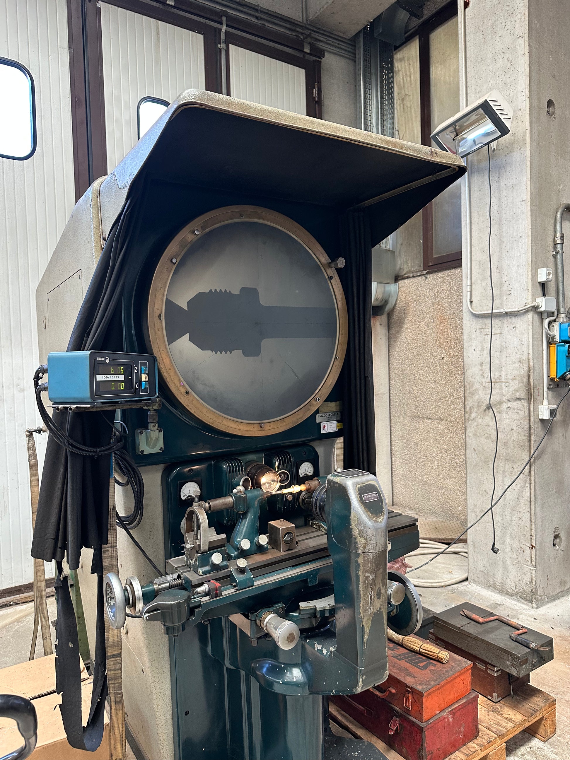 Proiettore di Profili Ottico MICROTECNICA Torino con Visualizzatore FAGOR – Usato - LIQUIDAZIONE AZIENDALE il Metalmeccanico Di M