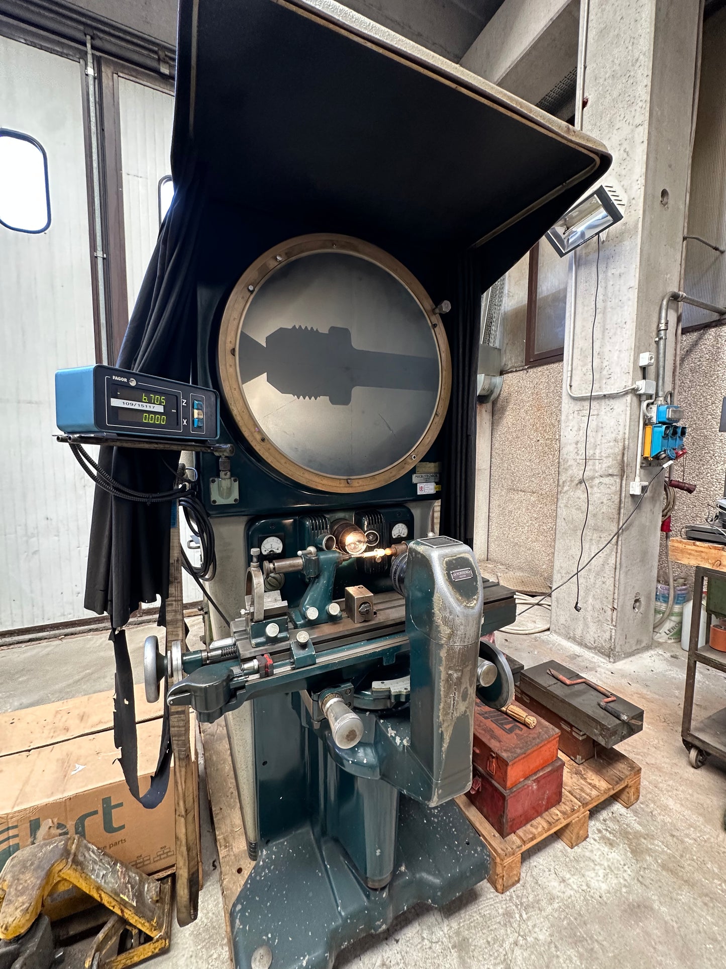 Proiettore di Profili Ottico MICROTECNICA Torino con Visualizzatore FAGOR – Usato - LIQUIDAZIONE AZIENDALE il Metalmeccanico Di M