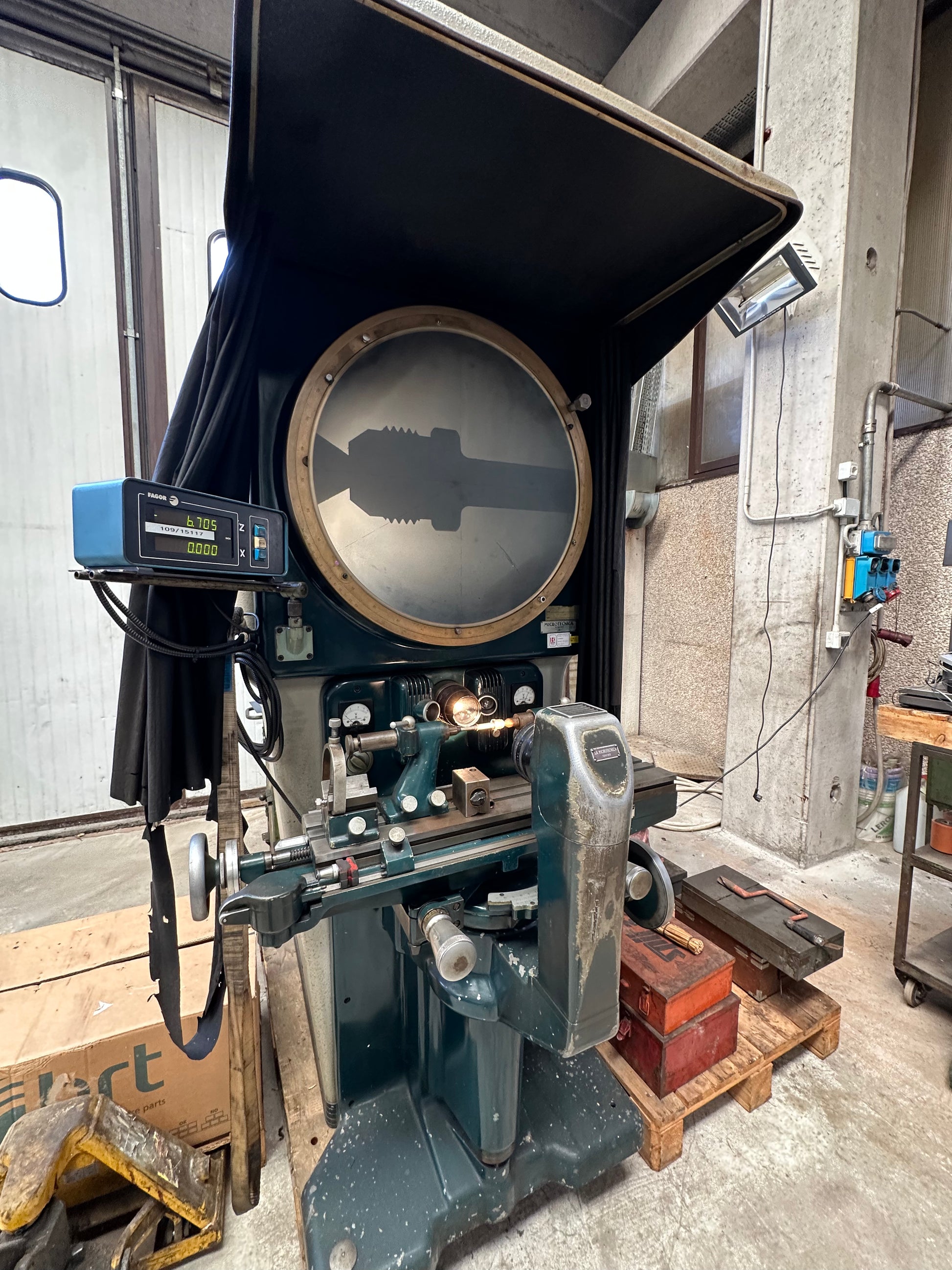 Proiettore di Profili Ottico MICROTECNICA Torino con Visualizzatore FAGOR – Usato - LIQUIDAZIONE AZIENDALE il Metalmeccanico Di M