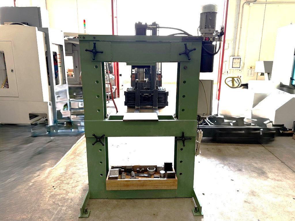 Pressa Elettroidraulica 50 Ton Usata – 150 bar, Luce 800 mm, Bancale Regolabile il Metalmeccanico Di M
