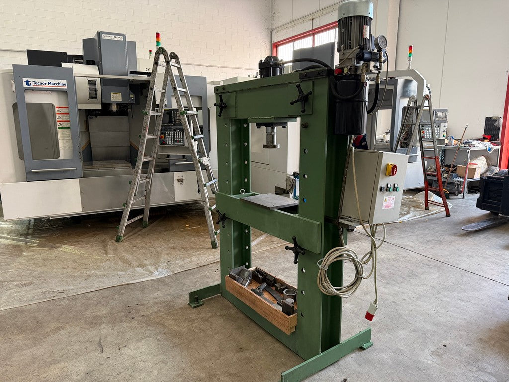 Pressa Elettroidraulica 50 Ton Usata – 150 bar, Luce 800 mm, Bancale Regolabile il Metalmeccanico Di M