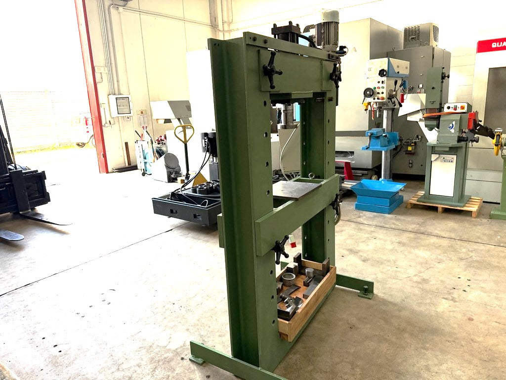 Pressa Elettroidraulica 50 Ton Usata – 150 bar, Luce 800 mm, Bancale Regolabile il Metalmeccanico Di M