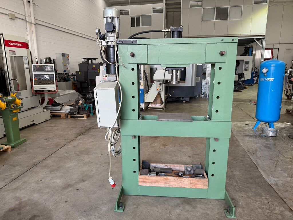 Pressa Elettroidraulica 50 Ton Usata – 150 bar, Luce 800 mm, Bancale Regolabile il Metalmeccanico Di M