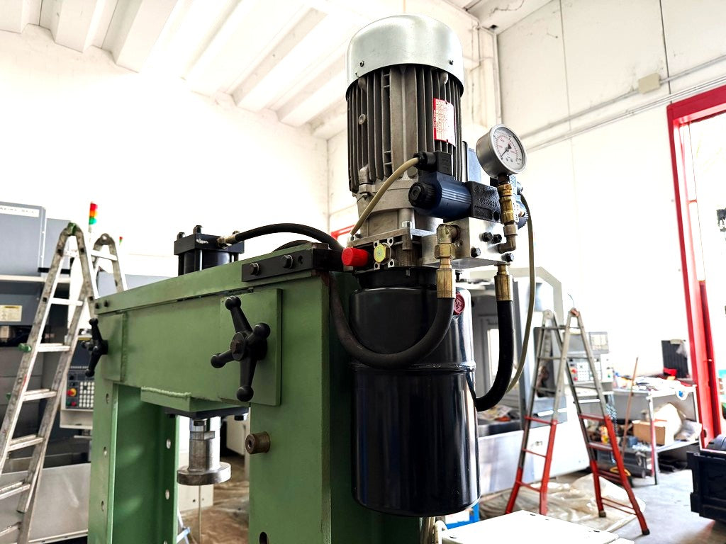 Pressa Elettroidraulica 50 Ton Usata – 150 bar, Luce 800 mm, Bancale Regolabile il Metalmeccanico Di M