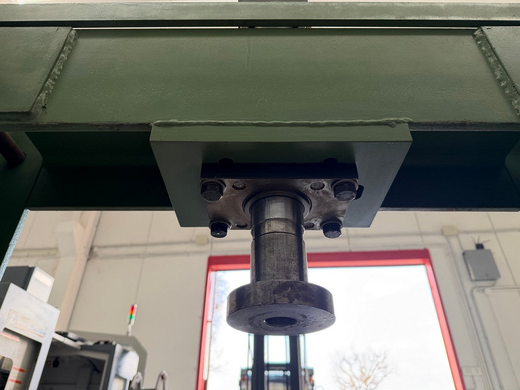 Pressa Elettroidraulica 50 Ton Usata – 150 bar, Luce 800 mm, Bancale Regolabile il Metalmeccanico Di M