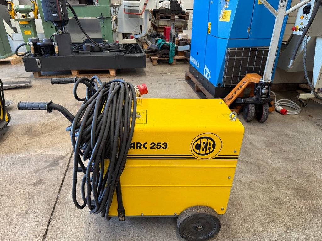 Saldatrice a elettrodi trifase CC carrellata CEA ARC 253 usata