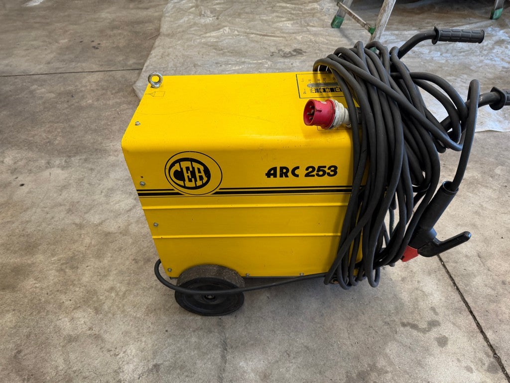 Saldatrice a elettrodi trifase CC carrellata CEA ARC 253 usata