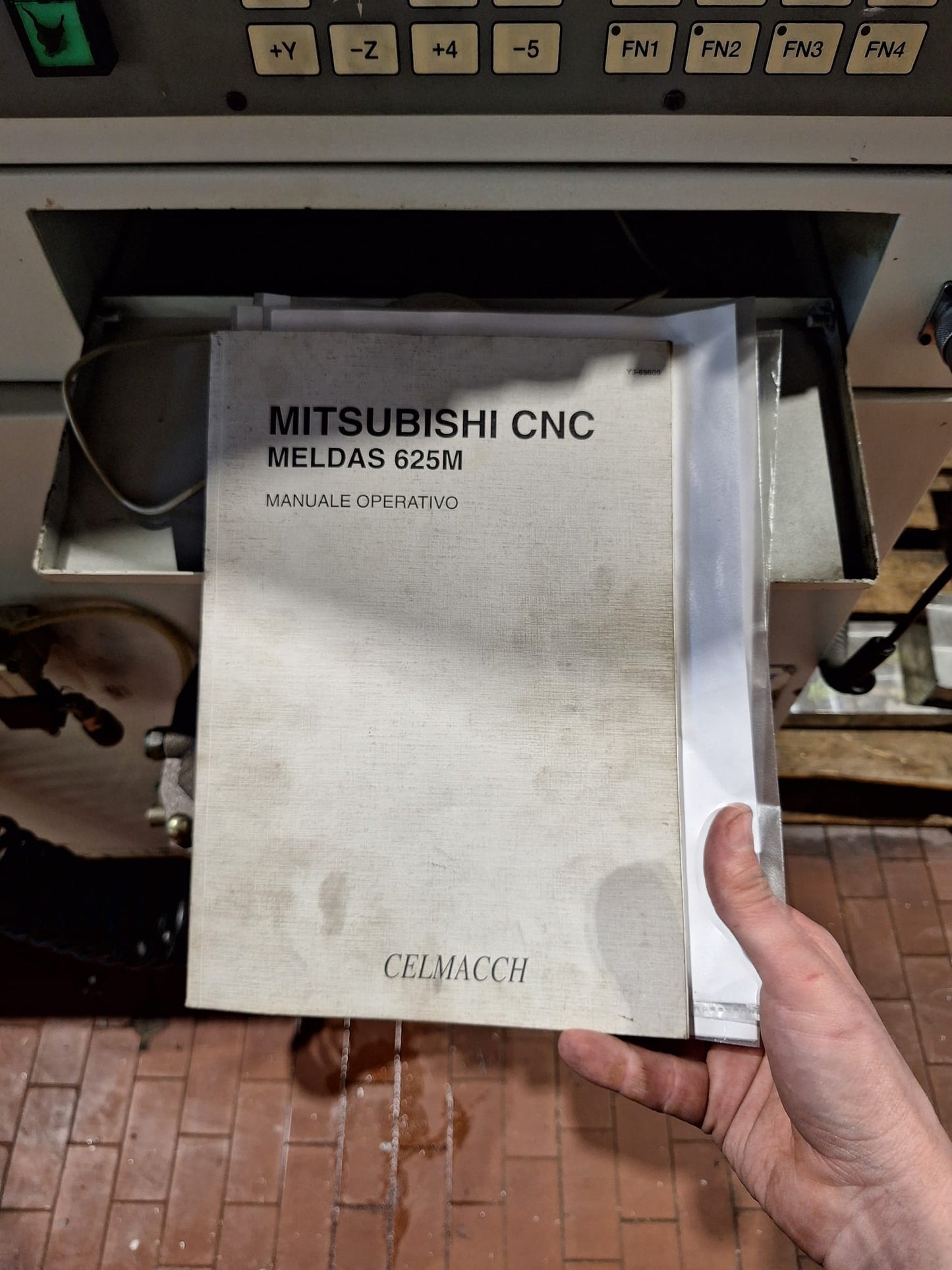 Centro di lavoro verticale SHE HONG / Hartford PRO-1000A – 2005 – ISO40 – 32 utensili – CNC Mitsubishi