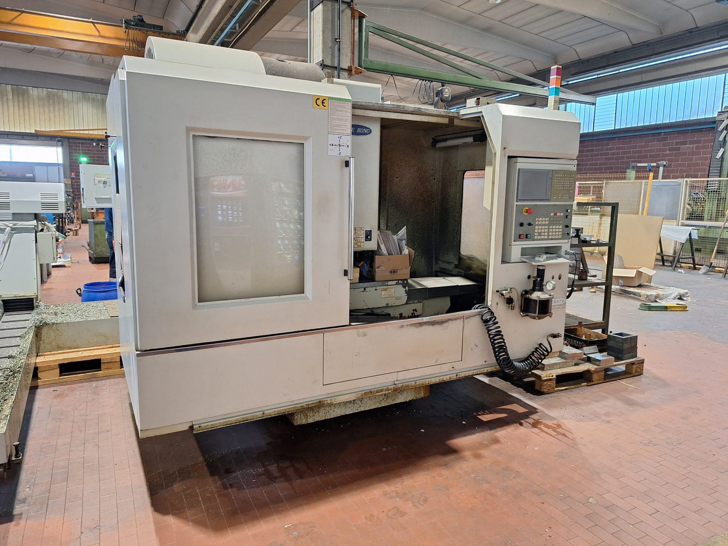 Centro di lavoro verticale SHE HONG / Hartford PRO-1000A – 2005 – ISO40 – 32 utensili – CNC Mitsubishi