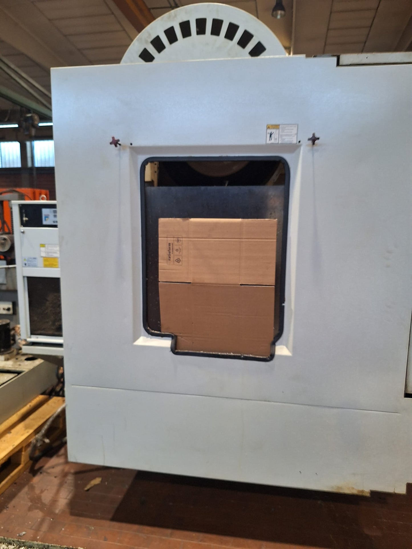 Centro di lavoro verticale SHE HONG / Hartford PRO-1000A – 2005 – ISO40 – 32 utensili – CNC Mitsubishi