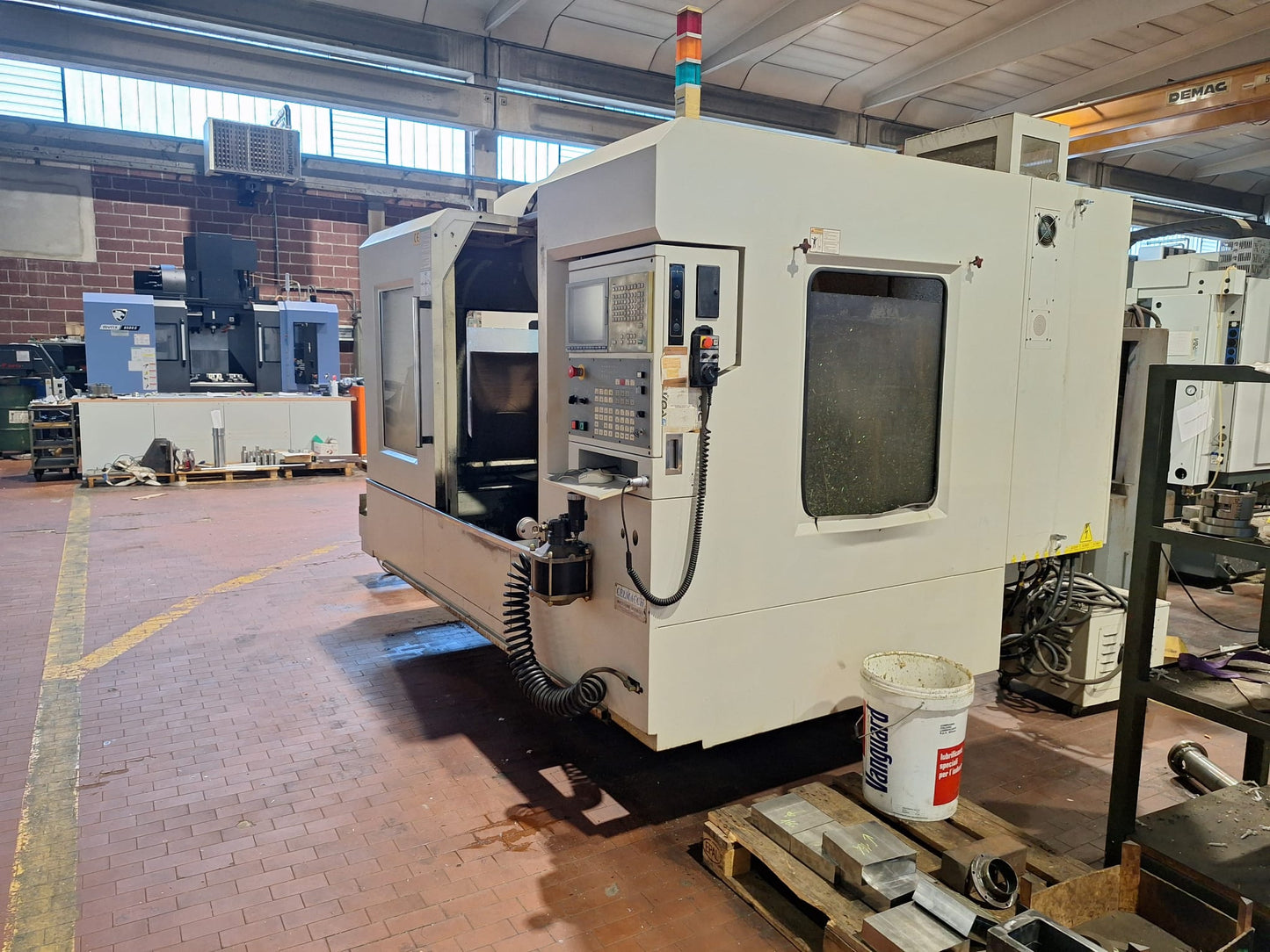 Centro di lavoro verticale SHE HONG / Hartford PRO-1000A – 2005 – ISO40 – 32 utensili – CNC Mitsubishi