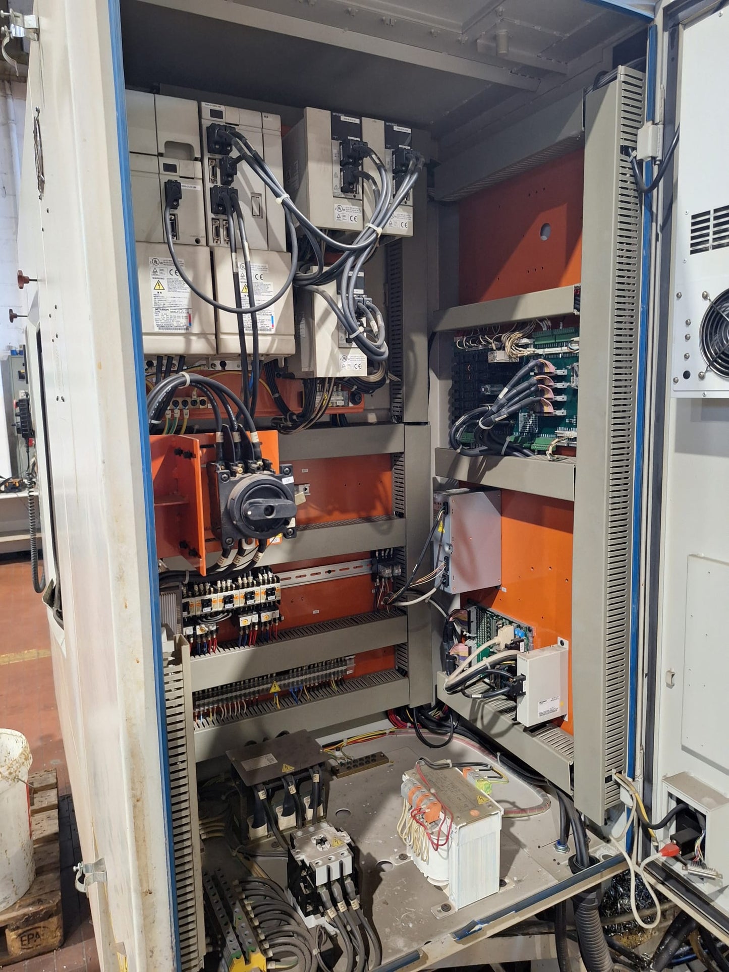 Centro di lavoro verticale SHE HONG / Hartford PRO-1000A – 2005 – ISO40 – 32 utensili – CNC Mitsubishi