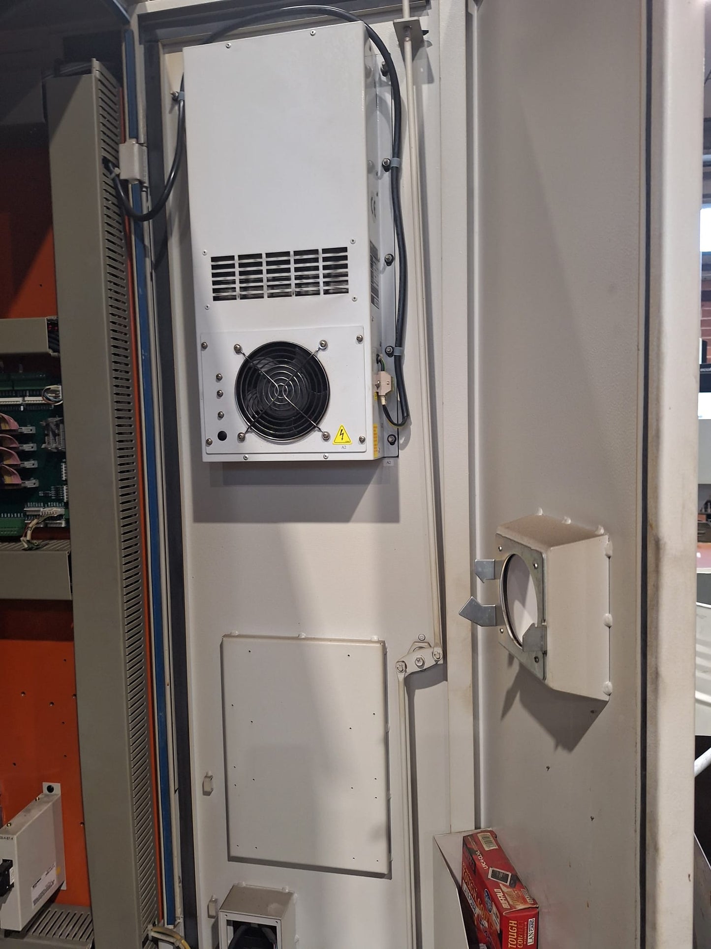 Centro di lavoro verticale SHE HONG / Hartford PRO-1000A – 2005 – ISO40 – 32 utensili – CNC Mitsubishi